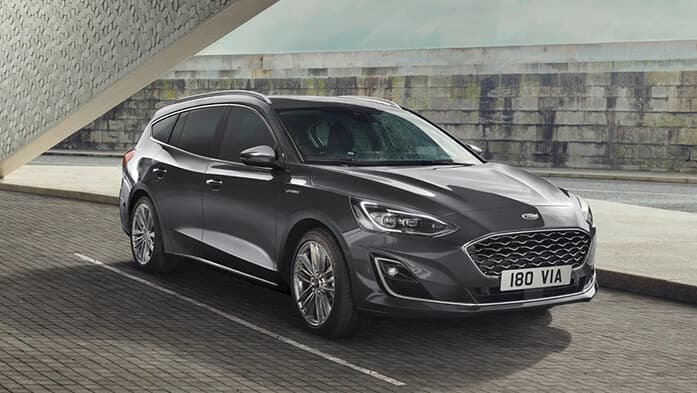 grauer Ford Focus Vignale auf einer Straße