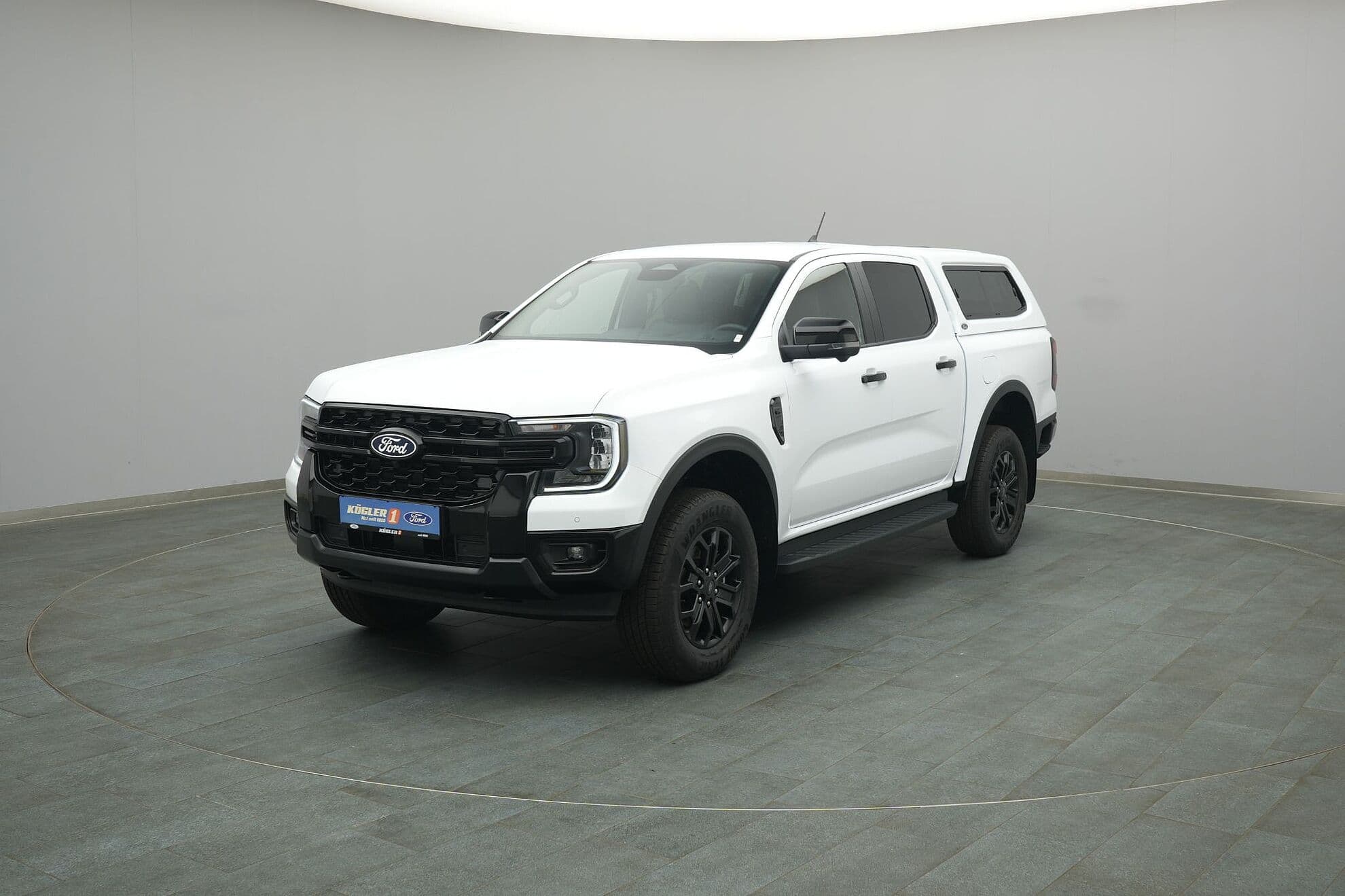 Ford Ranger mit Hardtop steht in einem hellen Raum bei Ford Kögler