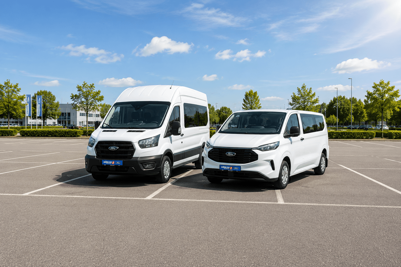 Ford Transit Kombi und Transit Custom Kombi stehen nebeneinander auf einem Parkplatz