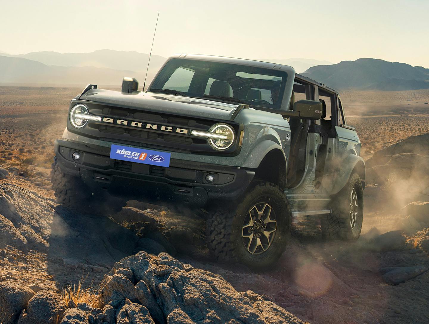 Ford Bronco grau wüste front