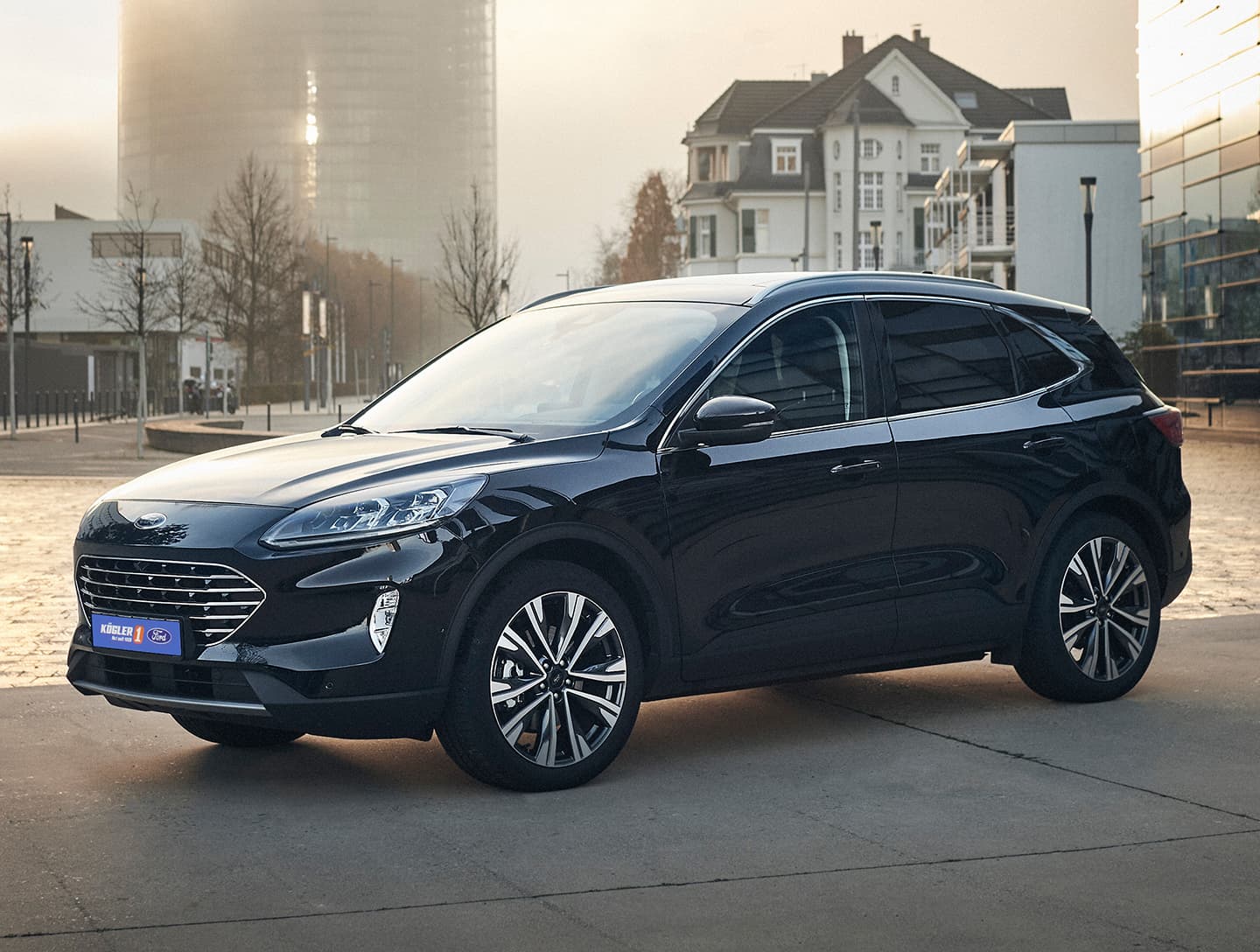 Ford Kuga schwarz seite