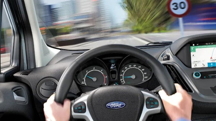 Ford Tourneo Courier Lenkrad mit Hände