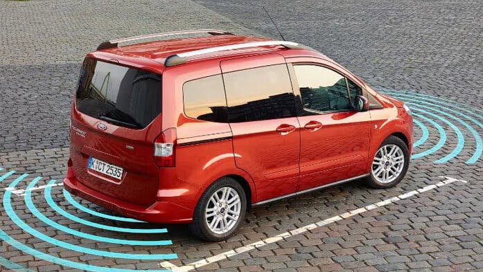 Ford Tourneo Courier rot Park System
