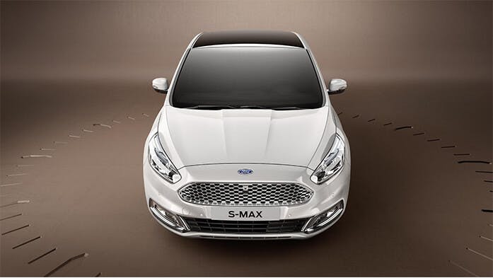 weißer Ford S-Max Vignale