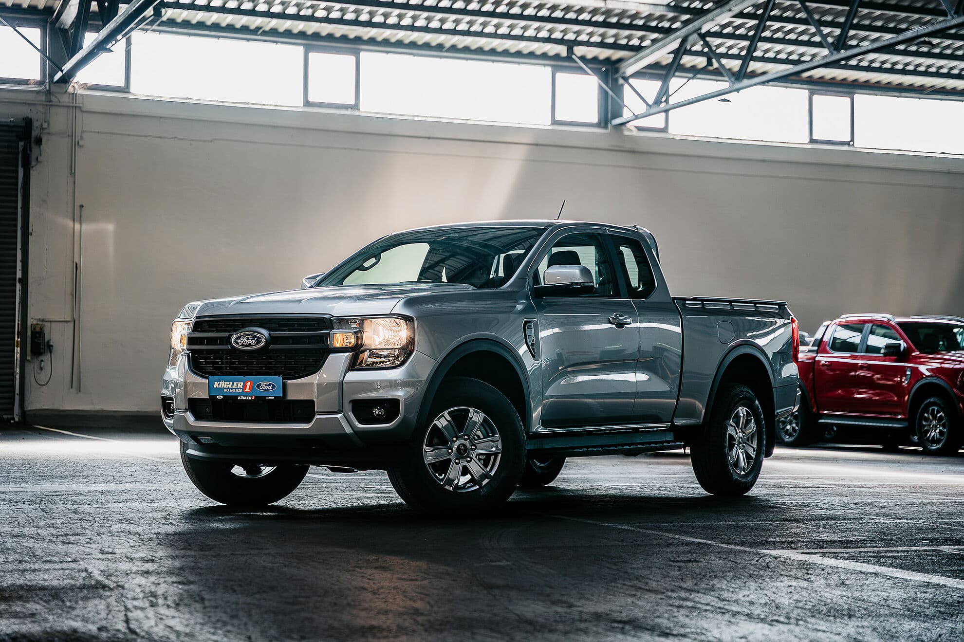 Ford Ranger in hell grau steht in einer Halle bei Ford Kögler