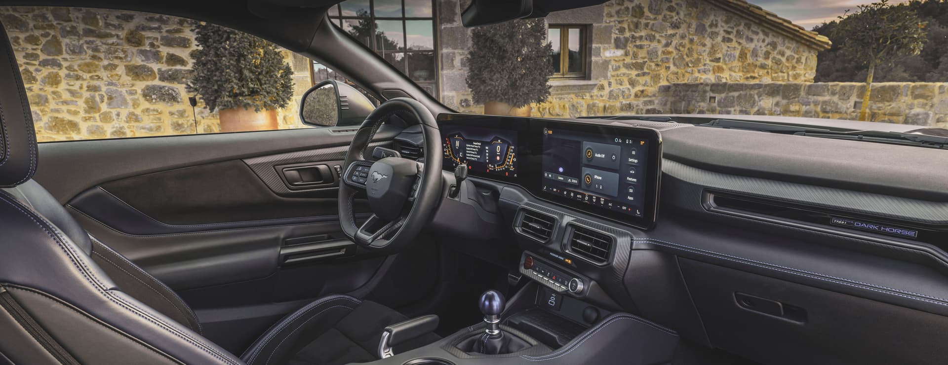 Umfangreich und betonend